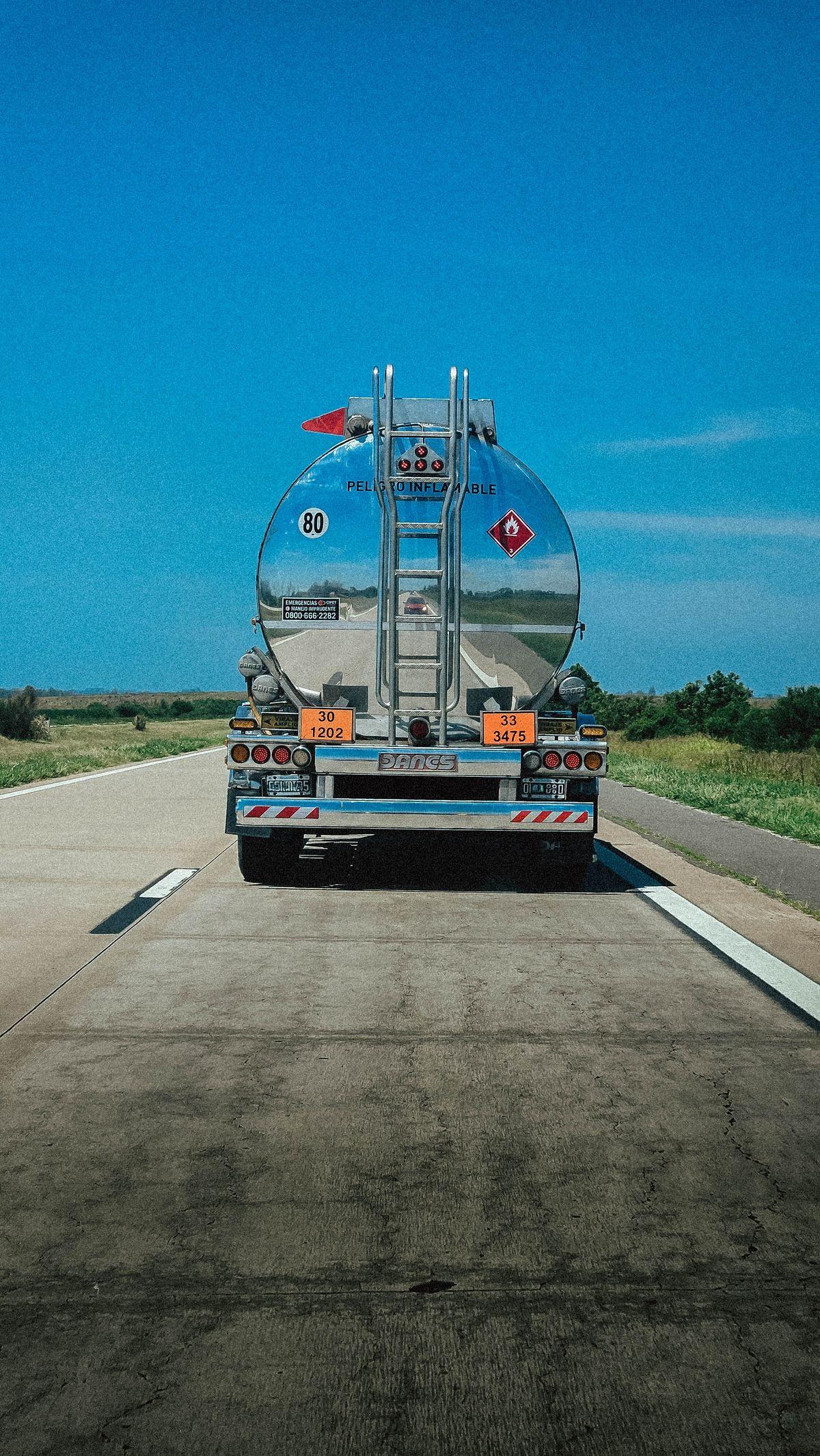 Camion citerne carburant