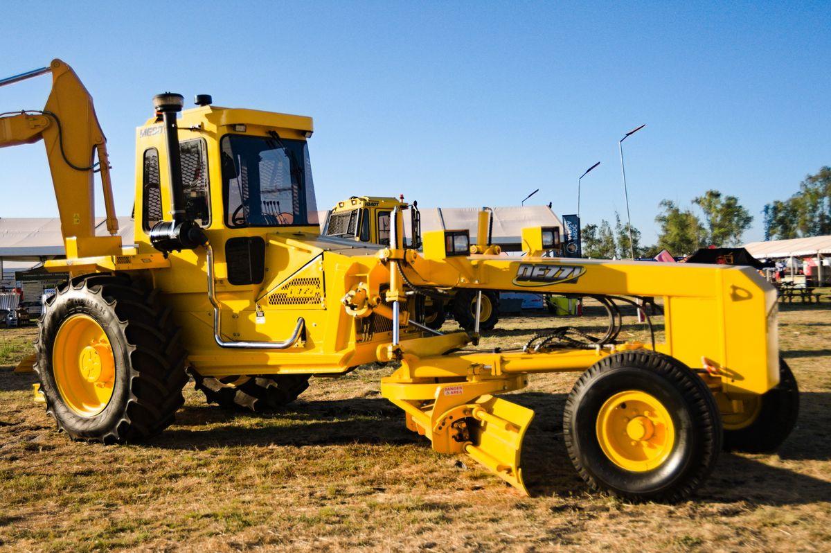Niveleuse CAT 140